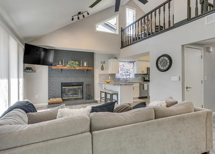 Renovated Townhome W/ Garage, 12 Mi To St Louis
