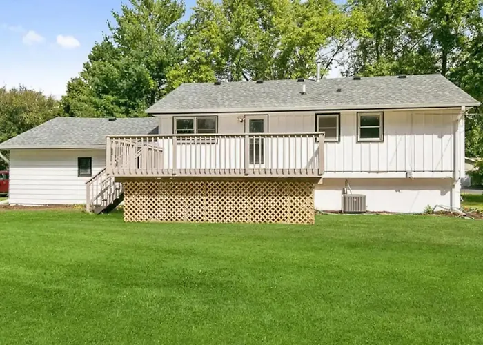 Home With Large Deck In Libertyville Near Naval Base