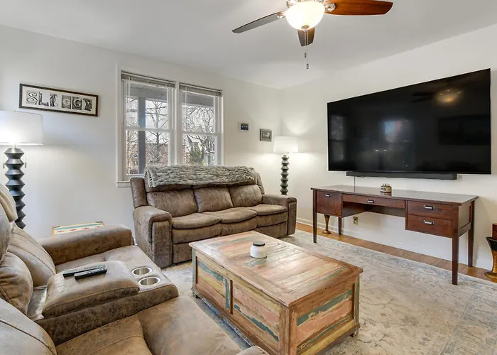 Spacious Chicago Group Home! Walk To Train & Eats