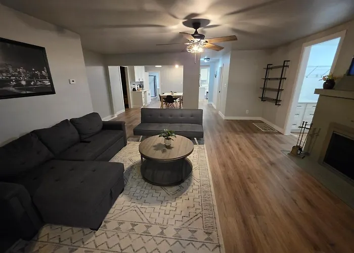 2 Bedroom With King Suite, Large Space, Pet Friendly, Steps From Downtown Jolie