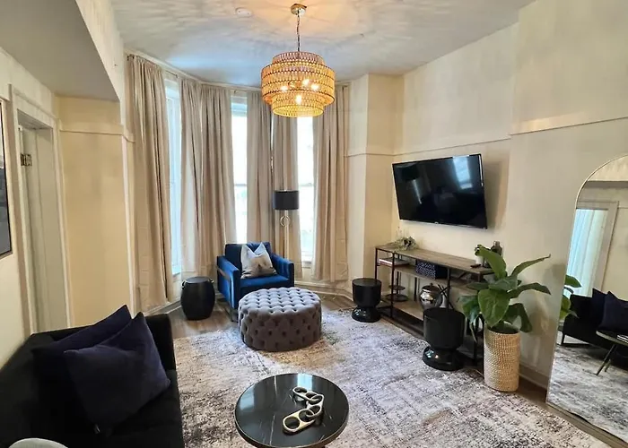 Dearborn Duplex L Sleeps 10 L Free Parking