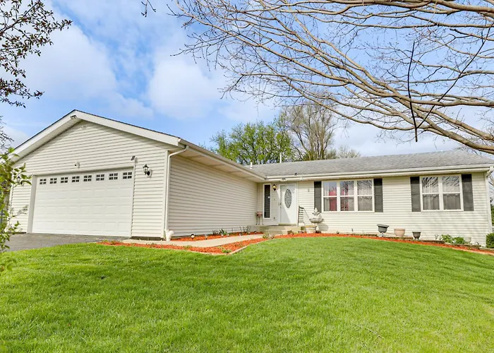 Rural Family Retreat W/ Deck & Yard In Capron!