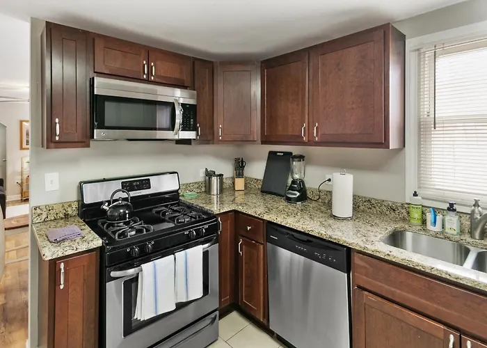 Modern Apt In Dt Libertyville Near Naval Base