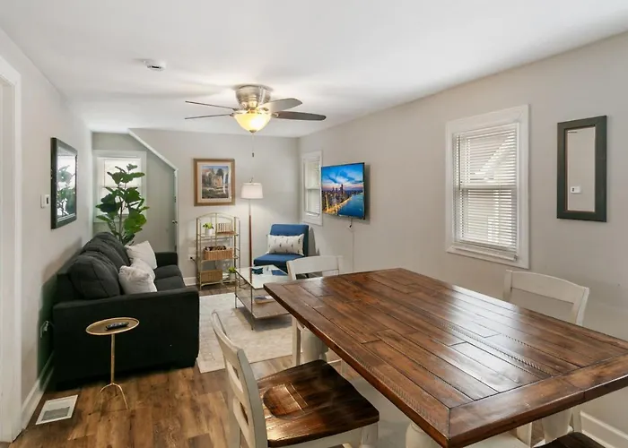 Modern Apt In Dt Libertyville Near Naval Base