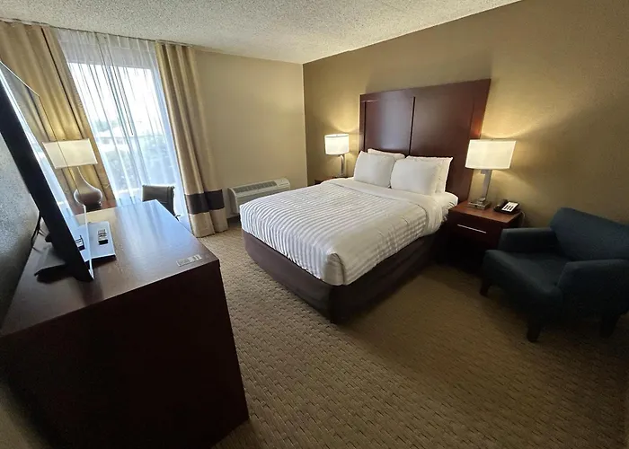 Best Western Rochelle Inn & Suites Near Dekalb