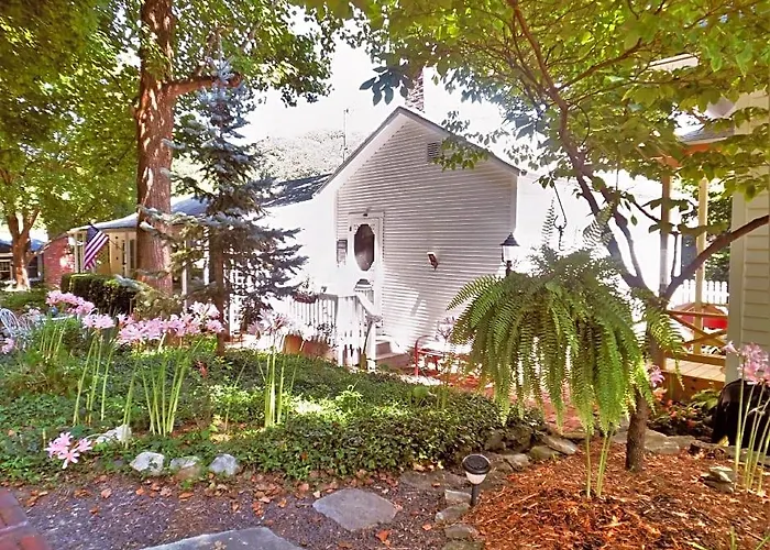 Maple Leaf Cottage Inn
