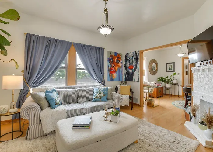 Pet Friendly: 8 Mi To Chicago - Fenced Backyard!