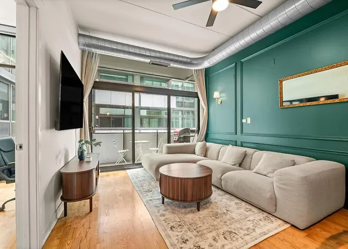 Luxury Fulton Market Condo - Prime Location