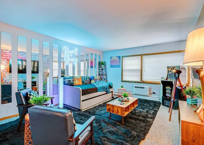 90S Condo| King Bed | 65” Smart Tv | Arcade Game
