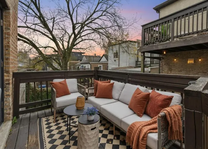 Chicago Boutique Hideaway Private Deck, Fire Pit