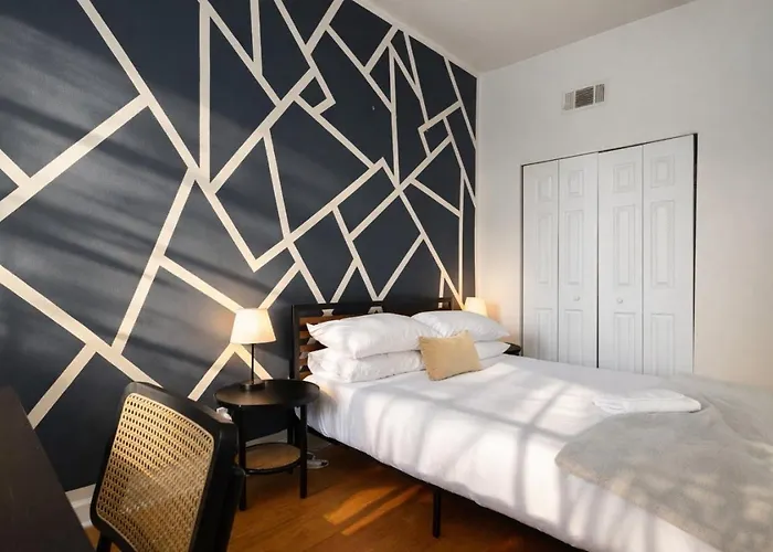 Flexhome Ukrainian Village 2Br - Private Balcony & Walkable Location