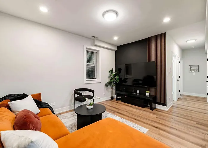 Welcome To Our Charming 2Bd 2Ba Pilsen Apartment
