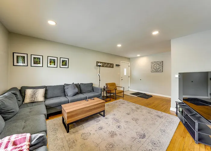2 Mi To I-88 & Hospital! Extended Naperville Stay