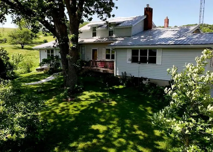 Peaceful And Serene Farmstead Retreat With Horseback Riding In Stockton, Illinois, Perfect For A Family Getaway