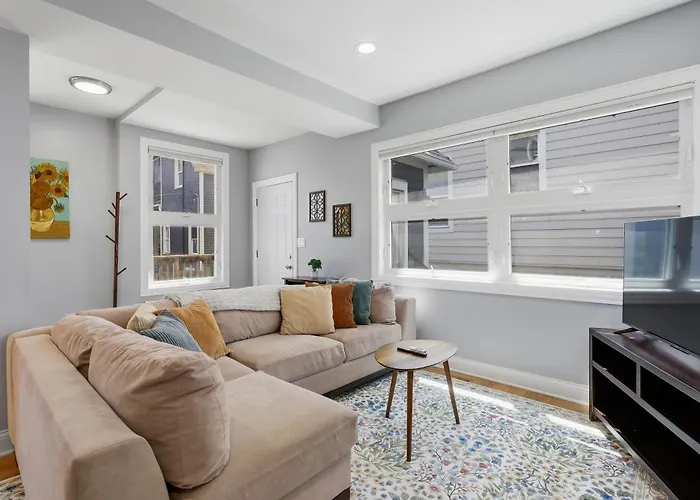 Charming Andersonville Coach House 3Br 2,5Ba Townhouse
