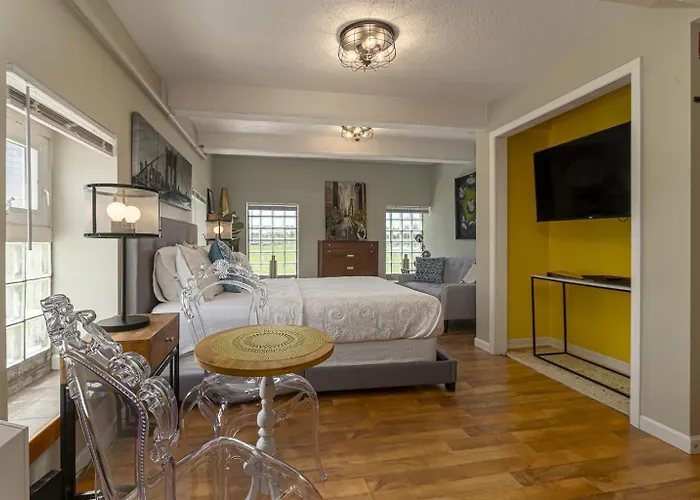 Modern Queen Suite Near Siu Carbondale
