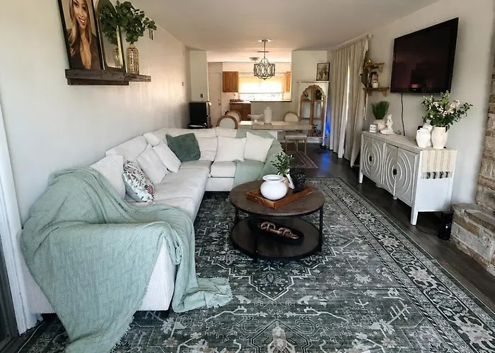 Cozy Farmhouse Home Near Chicago Pets Welcome