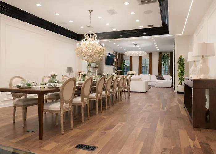 Stunning Gold Coast Home 12Bd 6Ba & Rooftop Patio