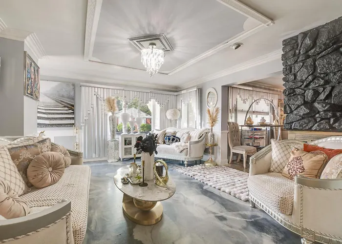 Near Parks & Eats! Elegant Southwest Chicago Home