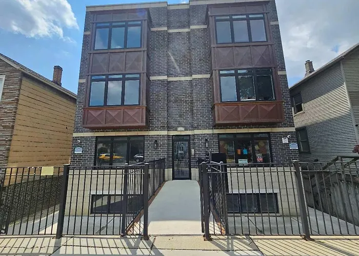 Spacious Modern Pilsen Retreat Sleeps 8 Near Downtown Chicago