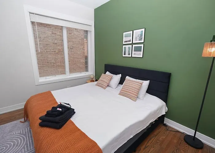 Spacious 4Br West Loop Retreat With Optional Parking