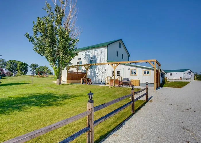 Cast & Relax! Lake-View Fishing Cabin In Monmouth
