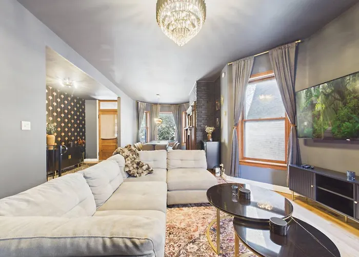 Luxury Wrigley Getaway 2Br Parking