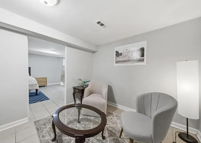 Cozy Woodlawn Garden Apt