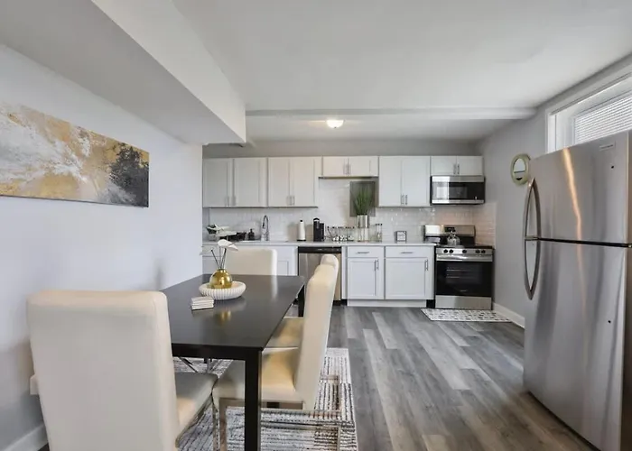 Cozy Chic 4Bd 2Ba Oak Park Penthouse