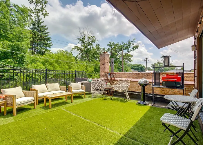 Walk To Stores & Parks! Stylish Chicago Apartment