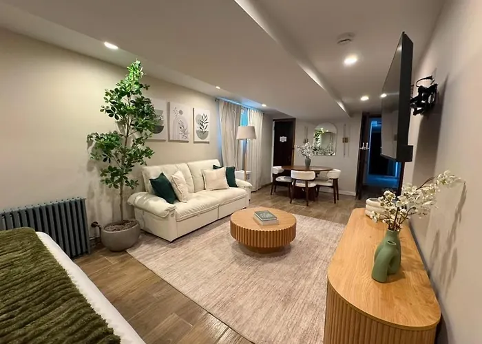 Studio Near Wrigley • Sleeps 4 • Games + Fireplace