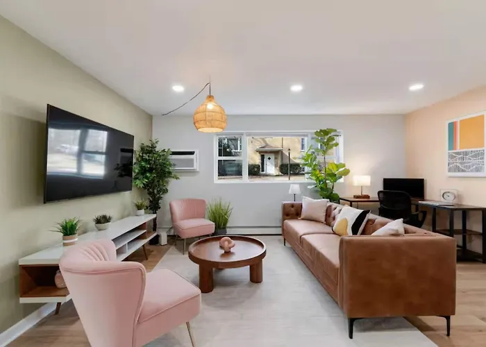 Cozy 1 Bedroom 1 Reserved Parking Workdesk