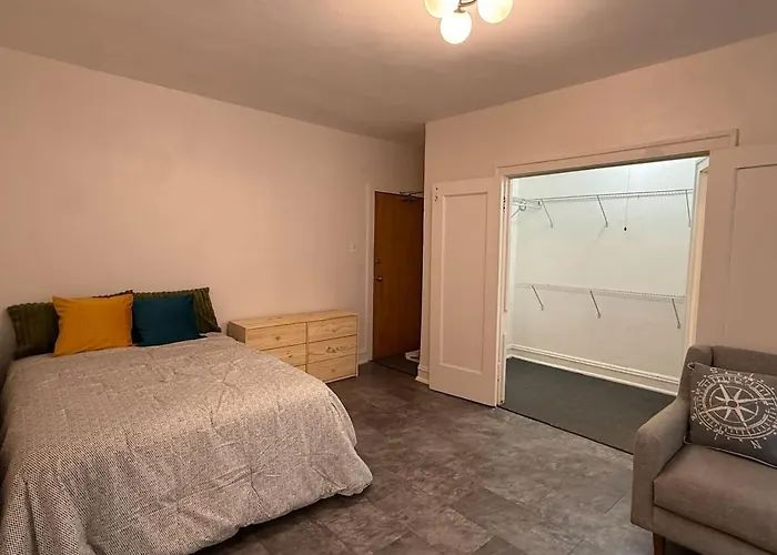 Large 2 Room Studio - Great Transportation