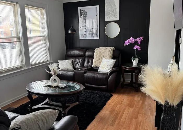 Cozy Chicago 3Bd Apt - Free Parking & Fast Wifi!