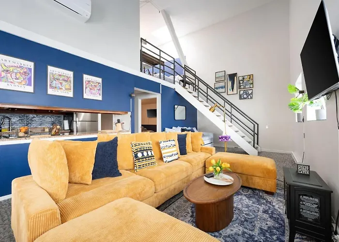 Vintage Downtown Penthouse, Gym & Balcony #6