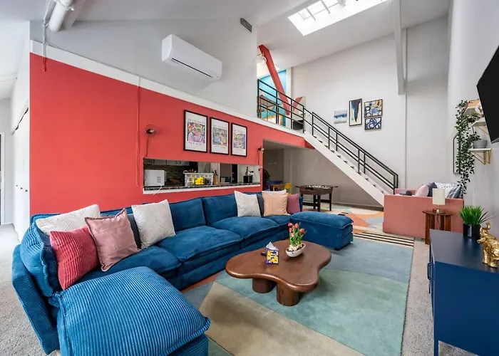 Spacious Downtown Penthouse Vintage, Gym & Balcony #3