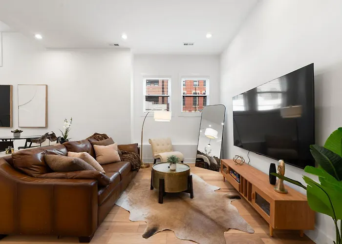 Vibrant West Town Apartment Perfect For Families