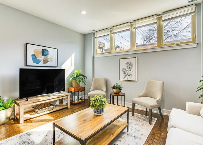 Walk To Blue Line: Sleek Apartment In Bucktown!