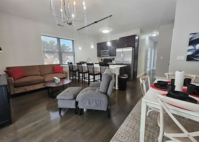 Spacious Modern Pilsen Retreat Sleeps 8 Near Downtown Chicago