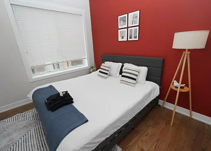 Spacious 4Br West Loop Retreat With Optional Parking