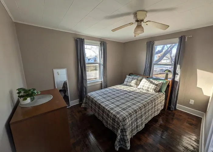 2 Bed/1 Bath Home In The Center Of Town
