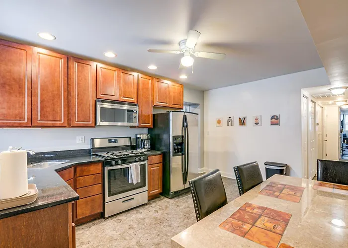 1 Mi To Washington Park: Spacious 1St-Floor Condo!