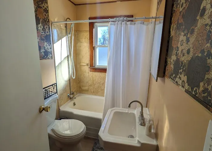 3 Bed/1 Bath Close To Everything In Robinson