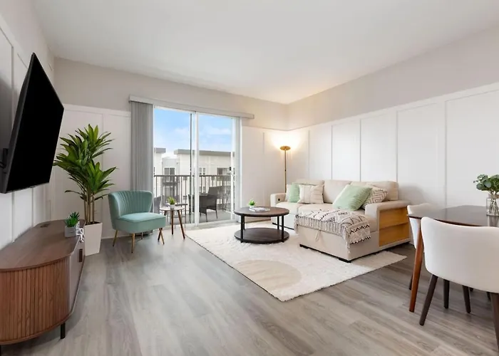 Warrenville Resort Style Apartments Near Downtown With Pool, Free Parking, Gym, Sauna & More