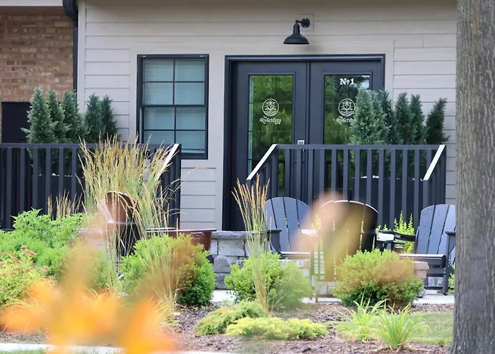 Charming Riverfront Stay - Heart Of Downtown