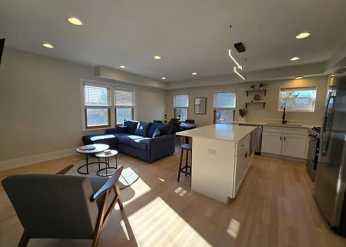 Bright & Spacious Duplex- Heart Of Brookfield