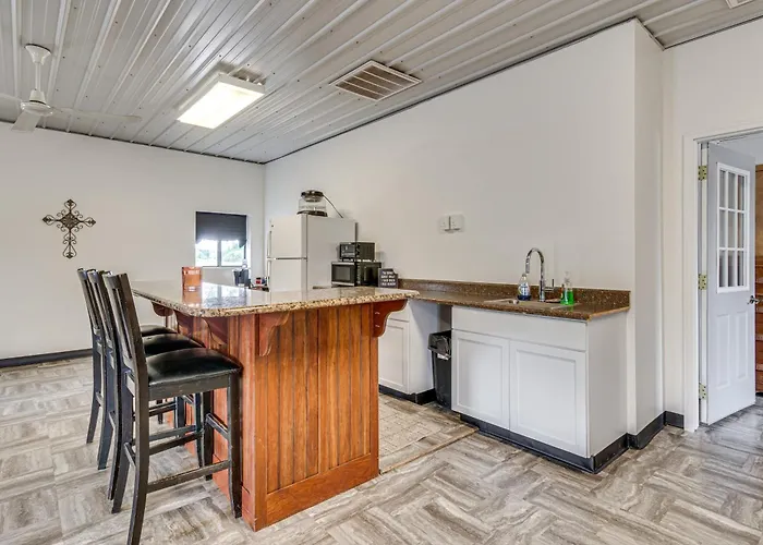 Montrose Studio Getaway W/ Covered Patio