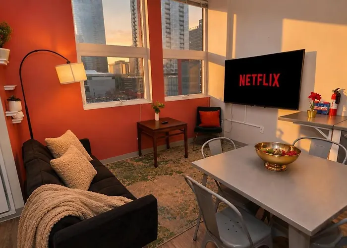 South Loop 2Br Retreat Near Grant Park, Soldier Field, Adler Planetarium & Columbia College