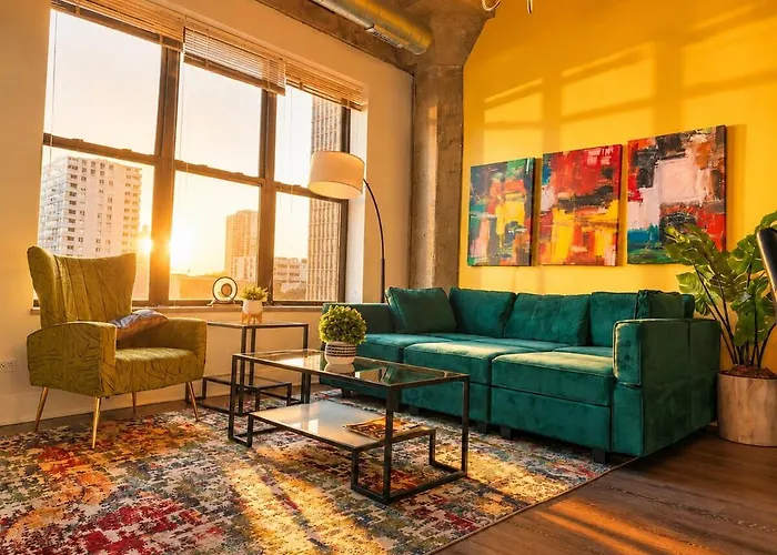 Spacious 2Br South Loop Suite With Skyline View, Optional Parking And Gym Access Close To Mccormick Place, Grant Park, Museum Campus & Cta Lines