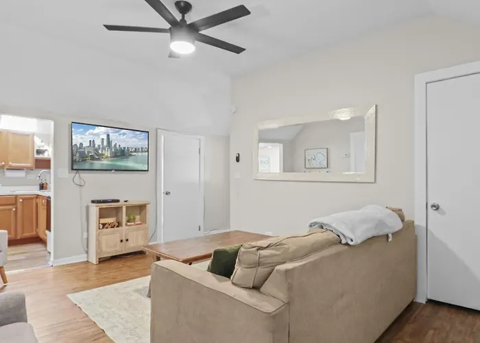 Apt With Heated Garage Libertyville Near Naval Base